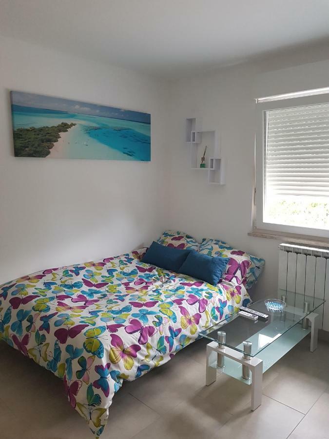 Vigo Apartman Пула Екстериор снимка